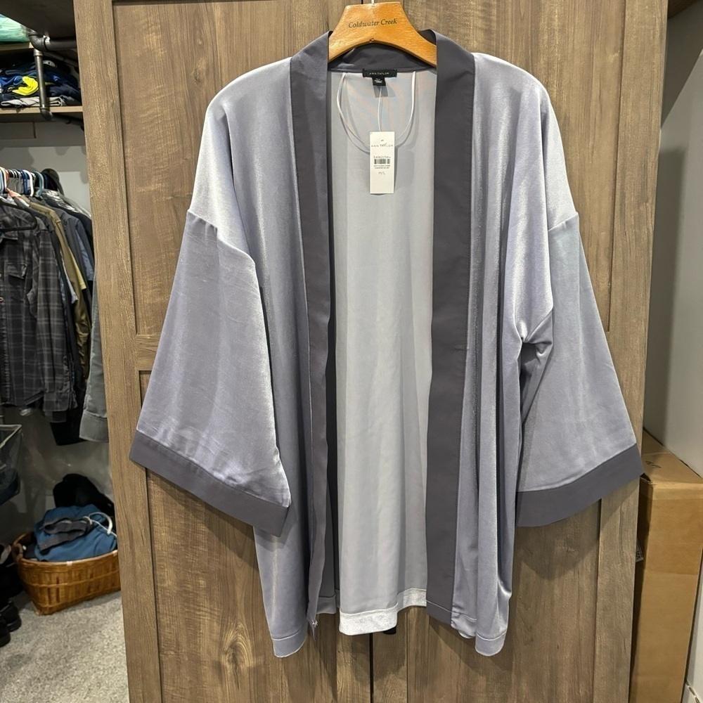 NWT Ann Taylor Kimono M/L Velvet Tonal Trim Purple - Picture 2 of 12